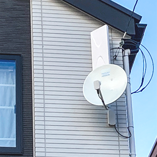 屋外に設置されたアンテナ