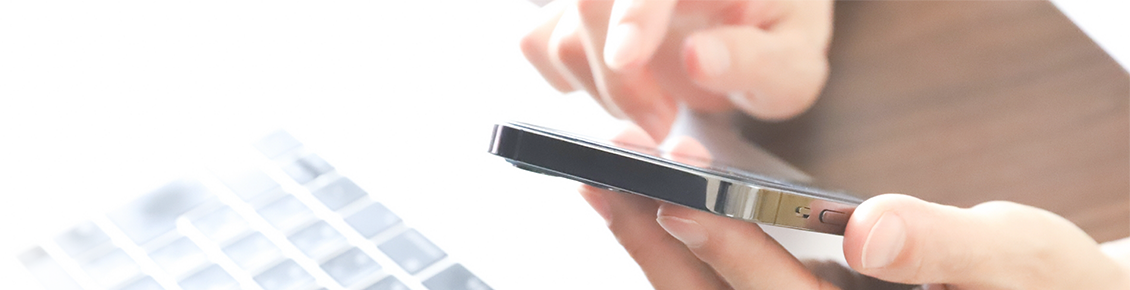 スマホから電気工事のお問い合わせをする様子