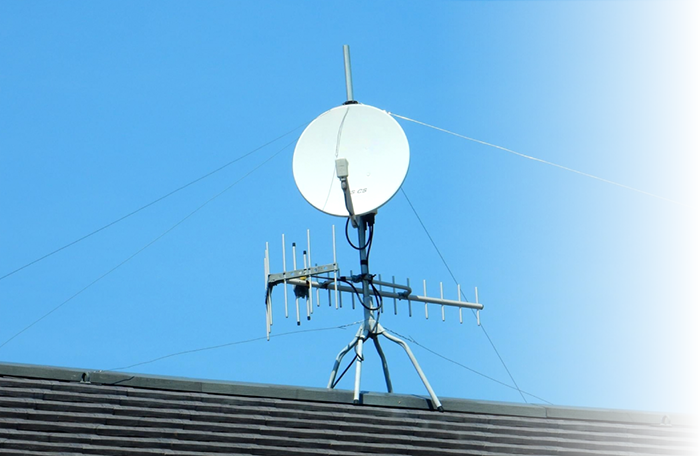 屋根の上の家庭用アンテナ