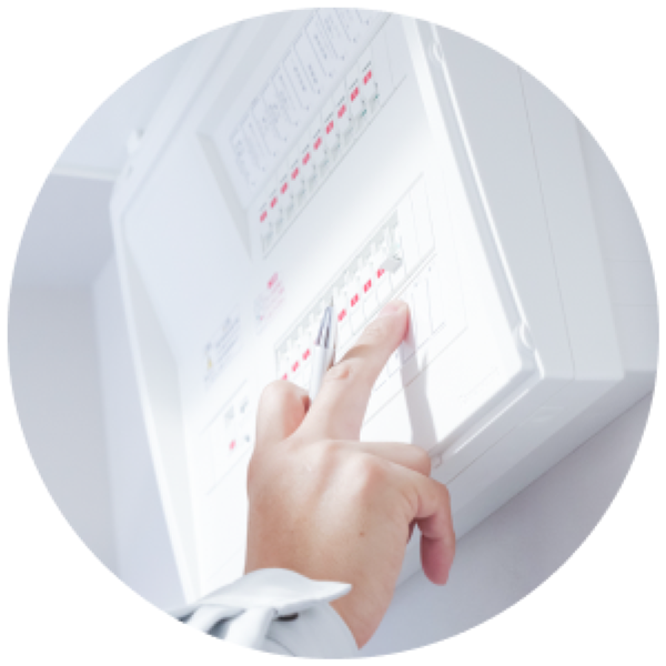 ブレーカーを点検する作業員の手元