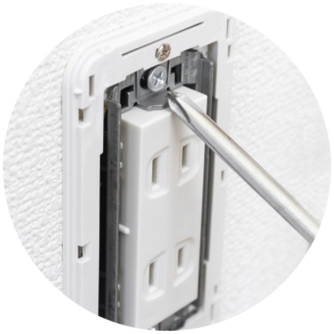 コンセントを点検する様子