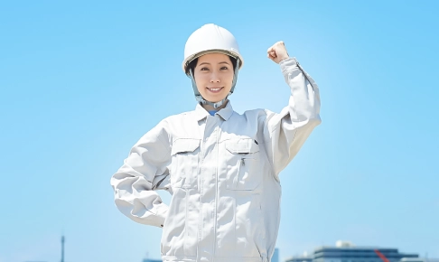 笑顔の女性作業員