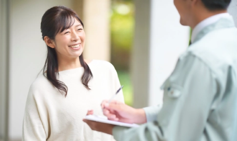 丁寧に説明する電気工事のスタッフ