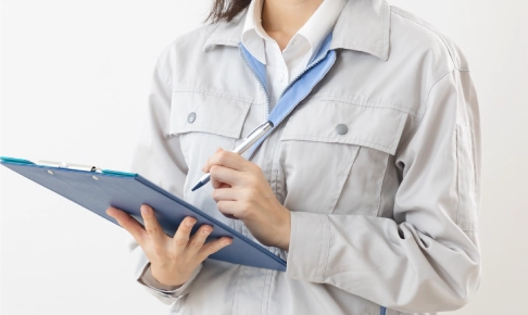 メモを取る作業員