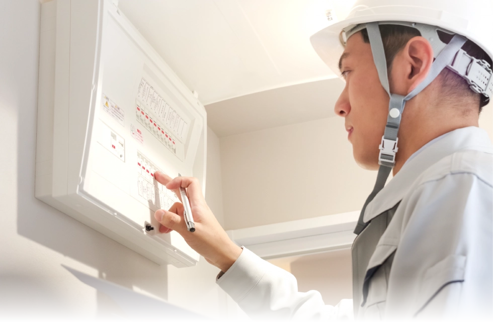 ブレーカーを点検する作業員