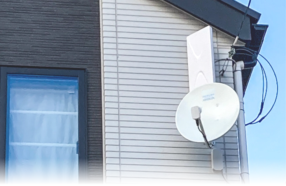 屋外に取り付けられたアンテナ