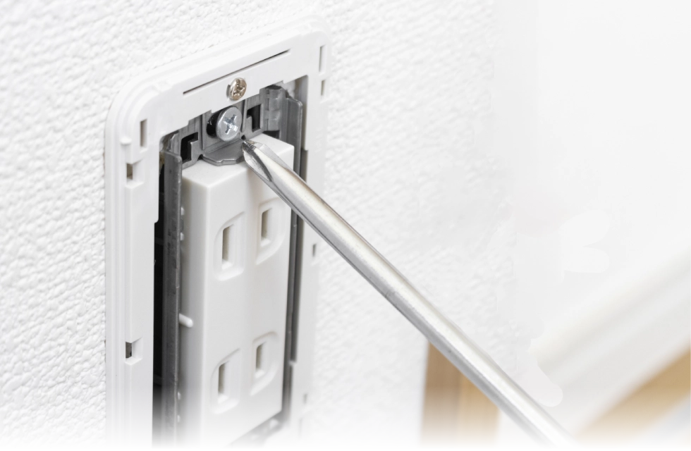 コンセントを点検する様子