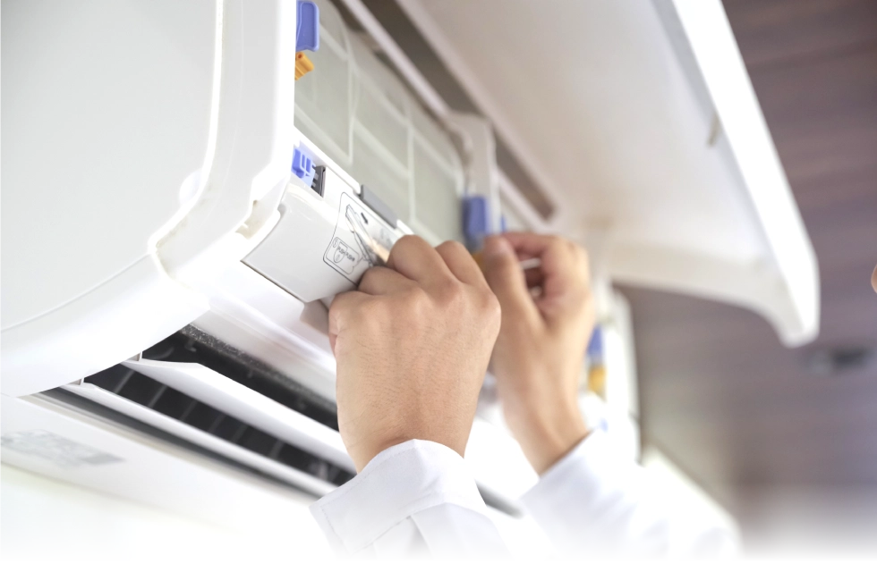 エアコンの点検をする電気工事の作業員